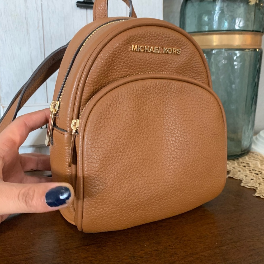 New super stylish MK small crossbody/ backpack 😍 - Picture 3 of 8